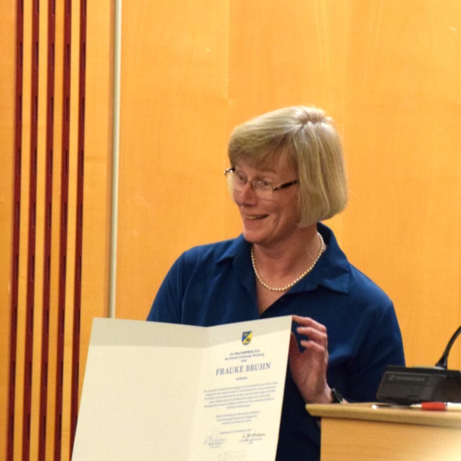 Kulturpreis 2024 Frauke Bruhn mit Urkunde