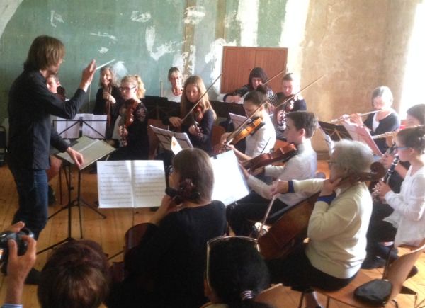 Orchester Schleswig unter der Leitung von Björn Mummert konzertiert im Christsen-Haus beim Klingenden Unewatt 2017