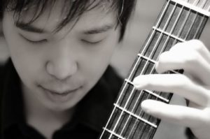 Gitarrenlehrer Tenghuang Hong in Schleswig